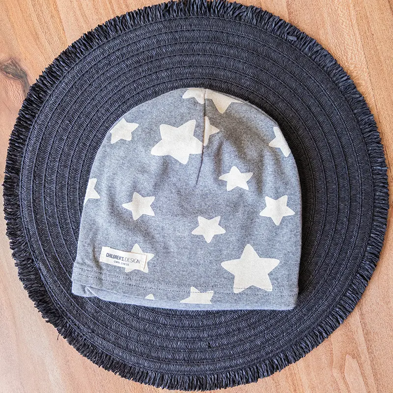 کلاه زمستانی بچگانه طوسی با طرح ستاره و لبه هم‌رنگ