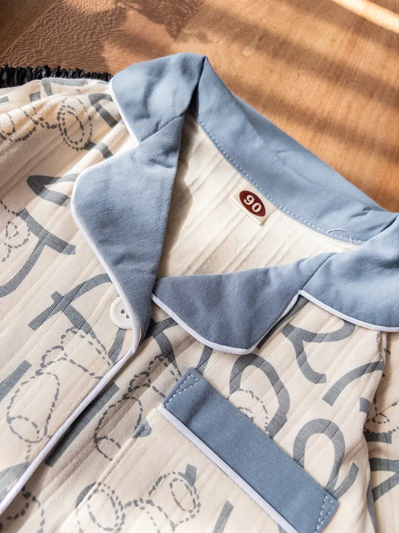 راحتی جلو‌دکمه خرس آبی با نوشته انگلیسی