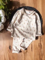 لباس راحتی یقه‌گرد توت‌فرنگی کرم