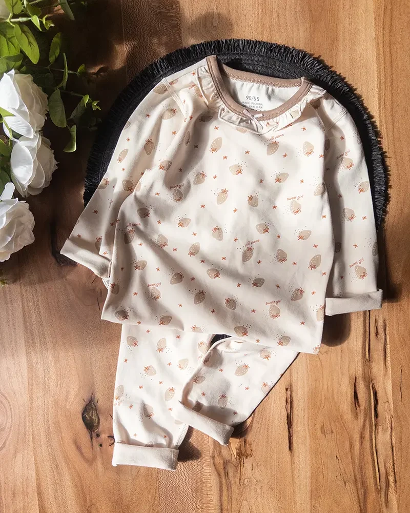 لباس راحتی یقه‌گرد توت‌فرنگی کرم