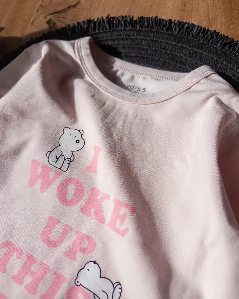 لباس راحتی یقه‌گرد با طرح کیوت و شلوار چهارخونه