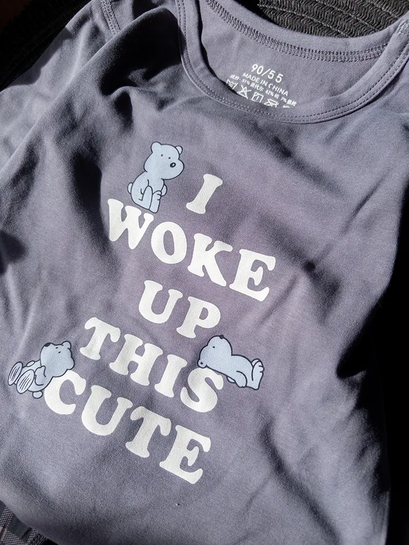 لباس راحتی طوسی یقه‌گرد کیوت با شلوار چهارخونه