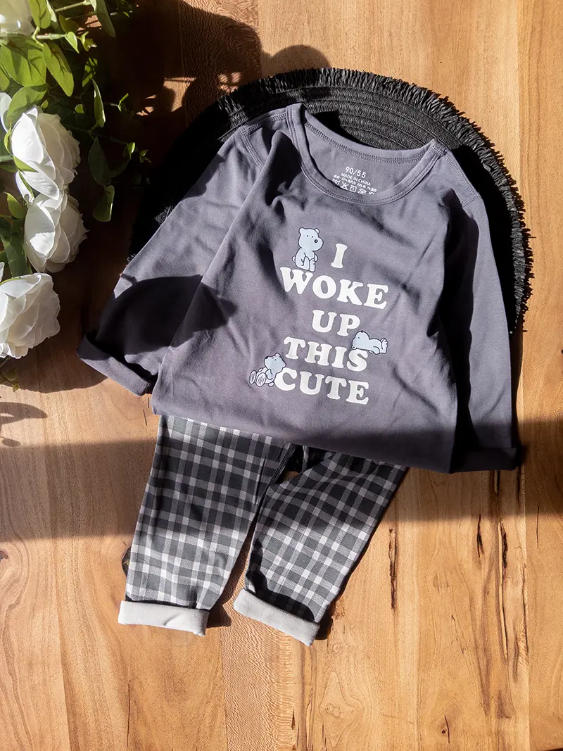 لباس راحتی یقه‌گرد کیوت طوسی با شلوار چهارخونه