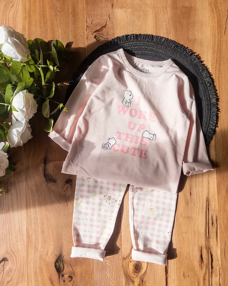 لباس راحتی یقه‌گرد کیوت صورتی با شلوار چهارخونه