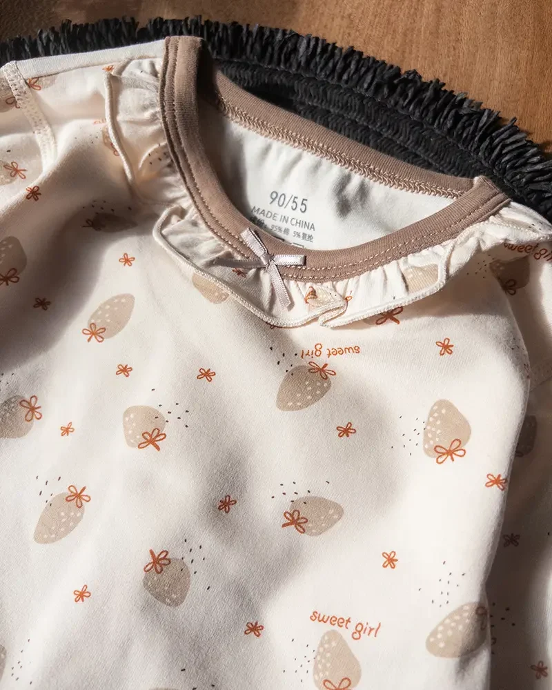 لباس راحتی کرم یقه‌گرد طرح توت‌فرنگی